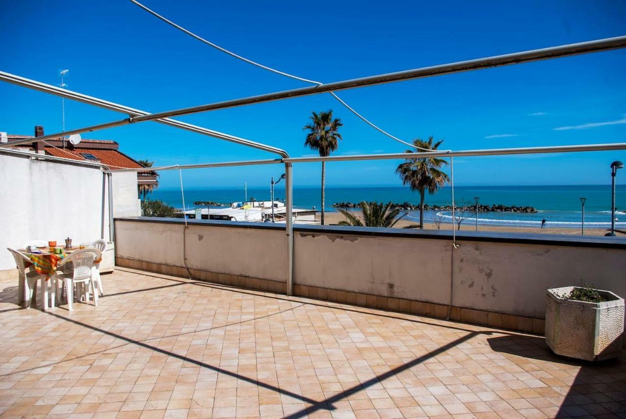 Appartamento Di Antonio Fronte Mare มอนเตซิลวาโน ภายนอก รูปภาพ