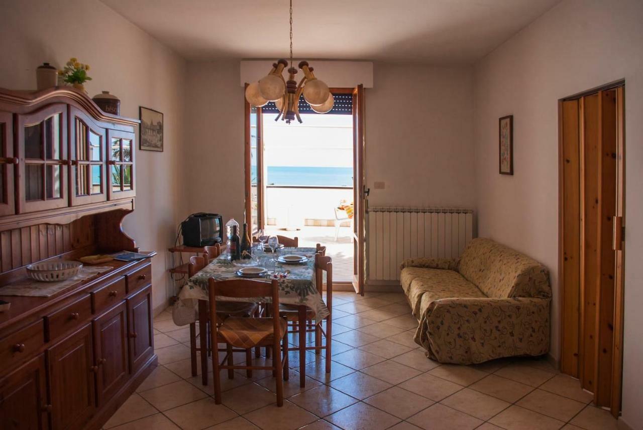 Appartamento Di Antonio Fronte Mare มอนเตซิลวาโน ภายนอก รูปภาพ